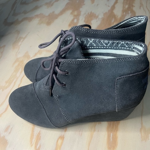 TOMS 8.5 Desert Gray suede ankle-high wedge - Picture 2 of 7